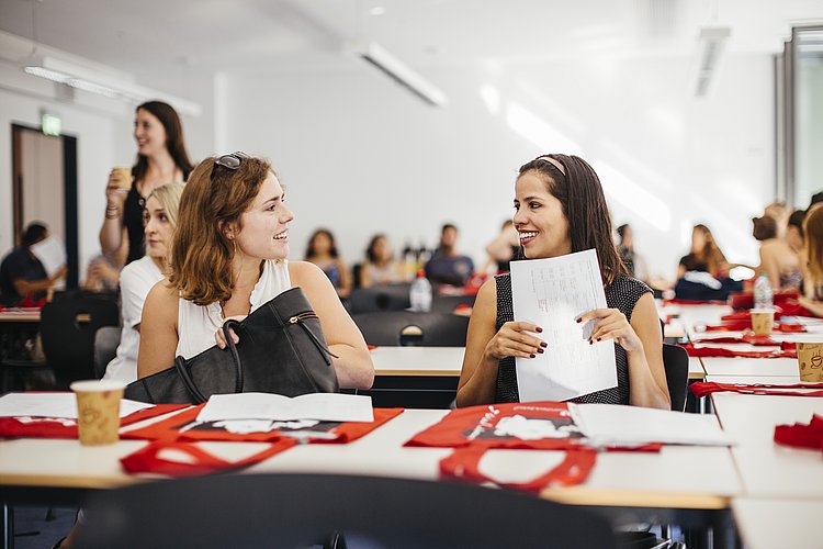 dos estudiantes en una sala