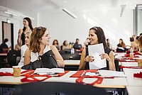 dos estudiantes en una sala