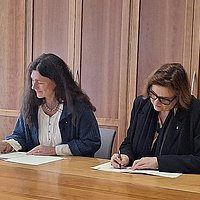 ASH Präsidentin Prof. Dr. Völter und Wissenschaftssenatorin Dr. Ina Czyborra bei Unterzeichnung der Verträge
