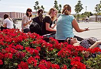 Blick über den Alice Salomon Platz, im Vordergrund diskutierende Studentinnen